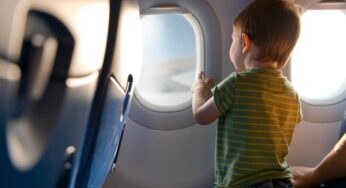 Viaggi in aereo: il pediatra svela da quando puoi far volare i bambini
