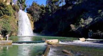 Sapevi che in Italia esiste una città con una cascata nel bel mezzo del borgo? Non perdere la magia