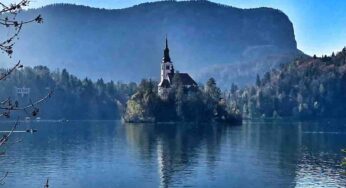 Si trova a 100 metri di altezza in una roccia: questo castello è la cosa più particolare che vedrai oggi